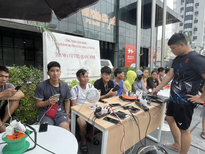 Quang Ninh: Mat dien, nguoi dan ru nhau di sac dien thoai