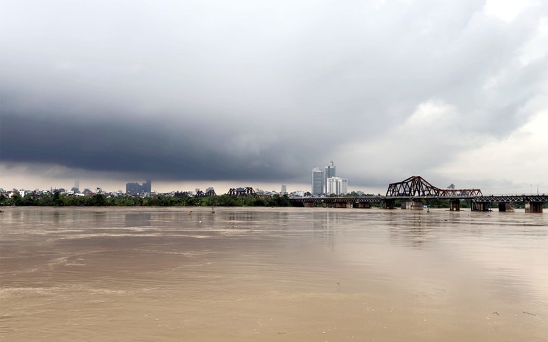 Cam nhieu loai xe qua cau Chuong Duong, nguoi dan Ha Noi chay lut nua dem