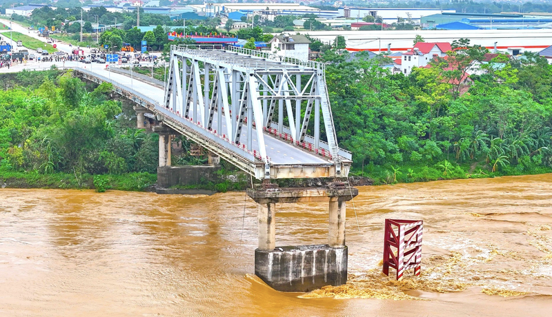 Chi phi de truc vot cau Phong Chau va phuong tien gap nan?