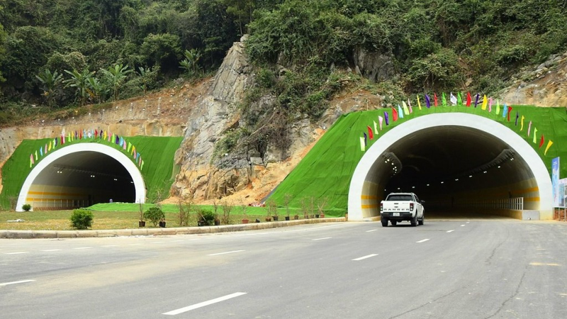 Tam dong ham xuyen nui duong bao bien Ha Long - Cam Pha