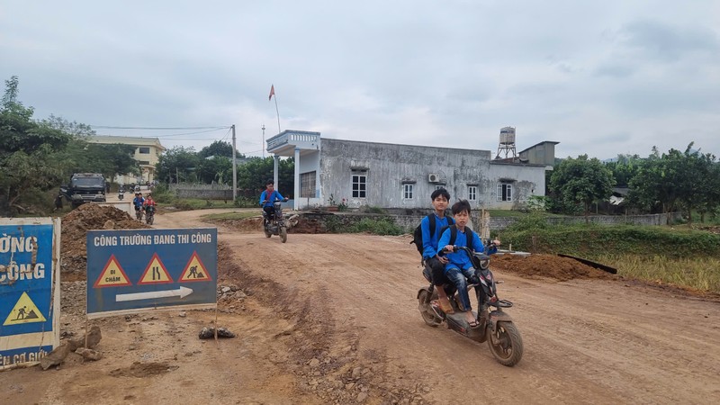 Can canh duong tram ty doi von, dan khon kho ngong cho o Hoa Binh-Hinh-11