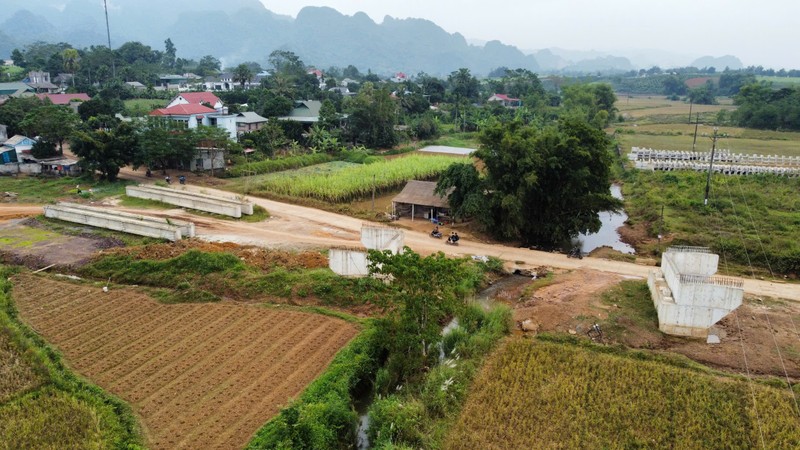 Can canh duong tram ty doi von, dan khon kho ngong cho o Hoa Binh-Hinh-3