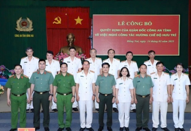 13 lanh dao Cong an tinh Dong Nai nghi huu truoc tuoi