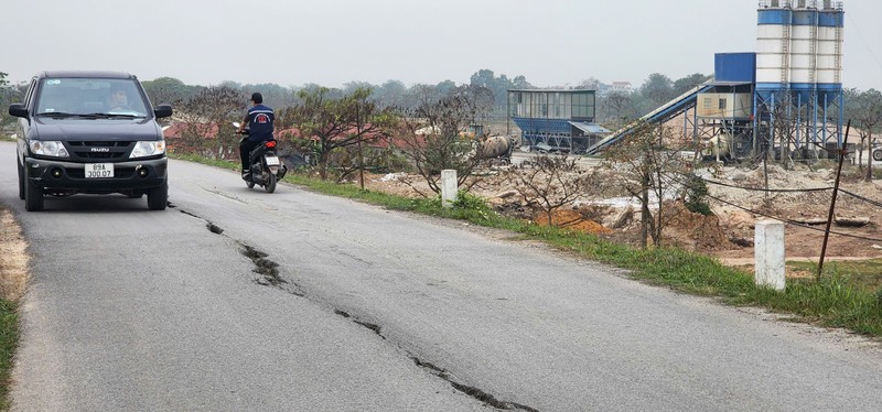 Đê Ngọc Tảo nứt gãy, hiểm hoạ giao thông rình rập - Hình 6 De Ngoc Tao nut gay, hiem hoa giao thong rinh rap-Hinh-6
