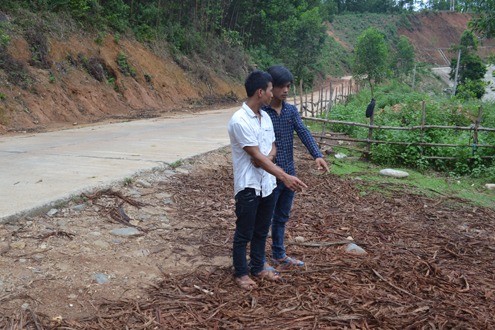 Hai ga doi bai cuop dien thoai roi cuong dam co gai-Hinh-3