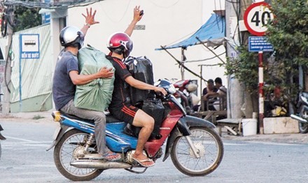 Ram rap buon lau mua Tet tu Campuchia tran sang Viet Nam