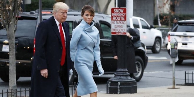 Ba Melania Trump mac giong Jackie Kennedy ngay chong nham chuc