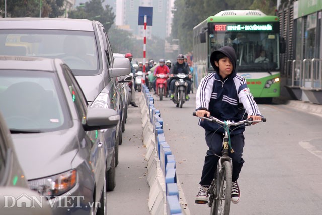 Ke dai phan cach cung, xe may van vo tu lan lan BRT-Hinh-10