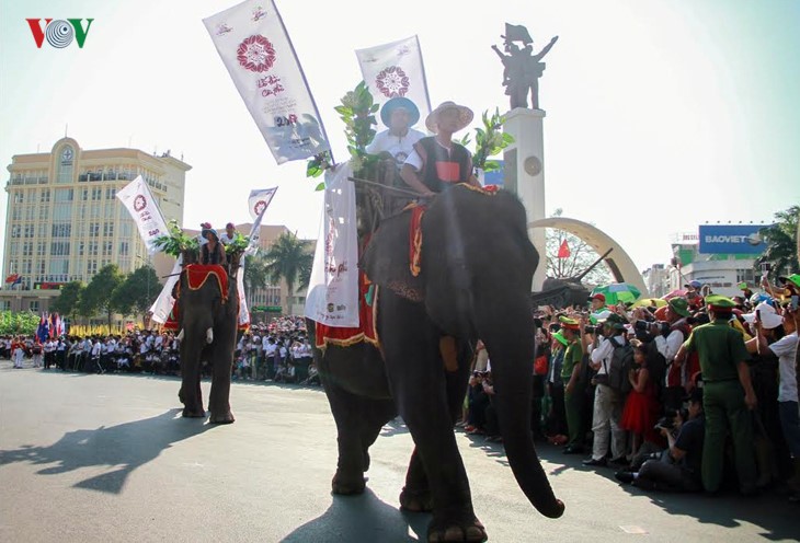 Anh voi dieu hanh tren duong pho Buon Ma Thuot-Hinh-2