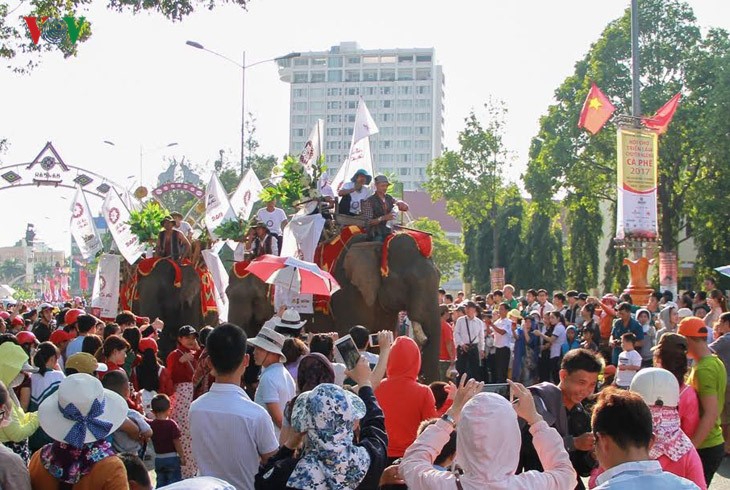 Anh voi dieu hanh tren duong pho Buon Ma Thuot-Hinh-4