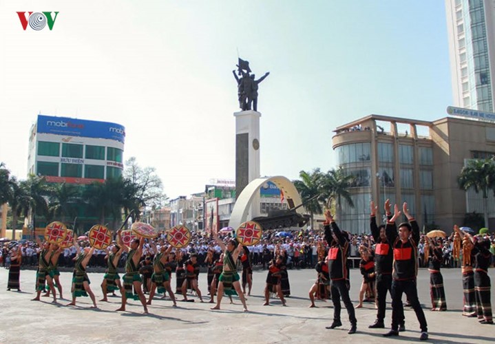 Anh voi dieu hanh tren duong pho Buon Ma Thuot-Hinh-6