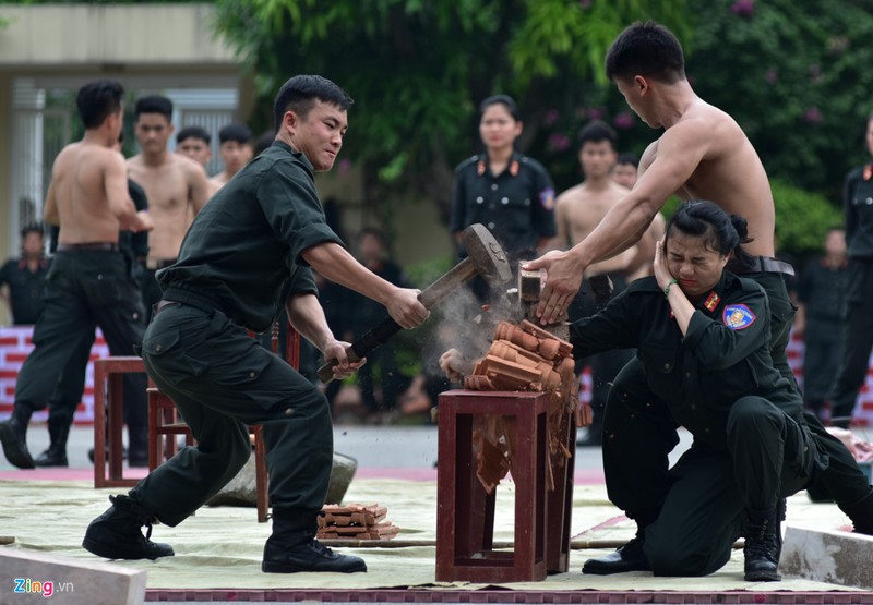 Anh: Ngam nu canh sat tuong lai mua con, lai xe phan khoi lon-Hinh-4