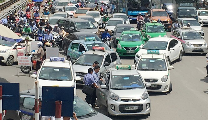 Taxi “quay” cong benh vien, dan hang bit duong xe cap cuu-Hinh-2