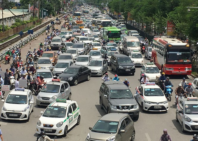 Taxi “quay” cong benh vien, dan hang bit duong xe cap cuu-Hinh-5