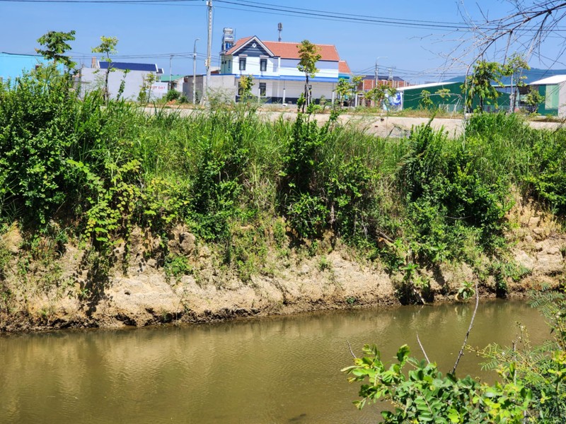 Quang Ngai: Nhuong dat cho cao toc, dan tai dinh cu phai doi mat sat lo