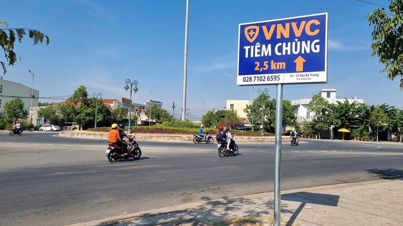 Loat bien “VNVC TIEM CHUNG” sai Luat Quang cao, sai Luat Giao thong