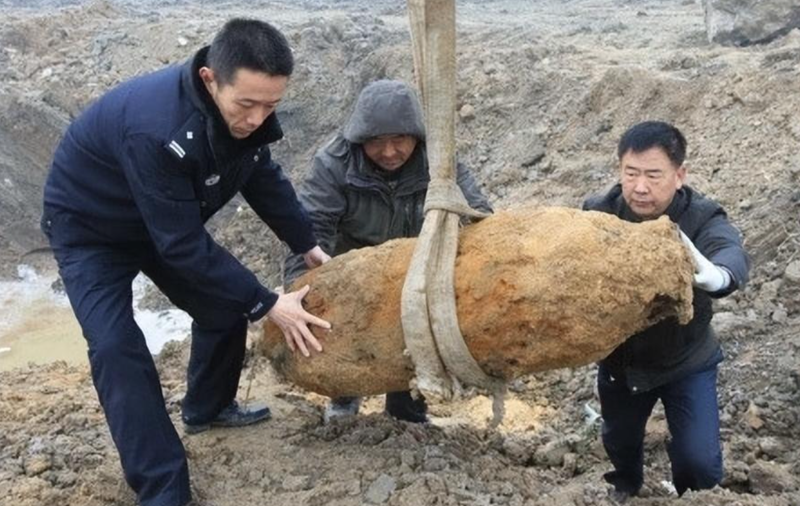 Qua bom khong lo dai 1m, giat minh kho bau khung ben trong-Hinh-2