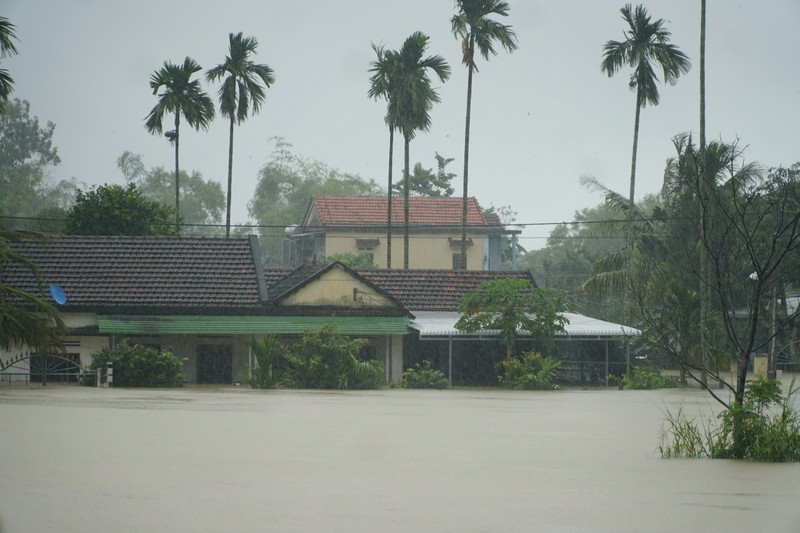 Song Tra Cau vuot bao dong 3, nguoi dan chay lu-Hinh-4