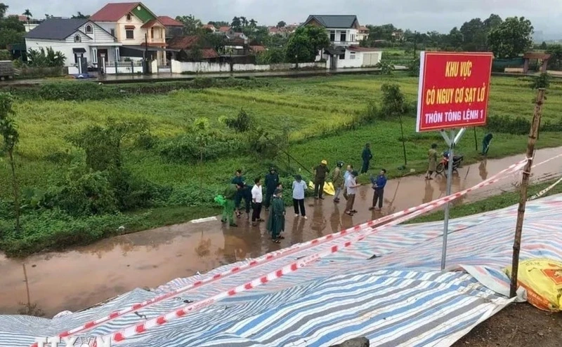 Ha Noi ban bo tinh trang khan cap sat lo de huu Da, huu Hong