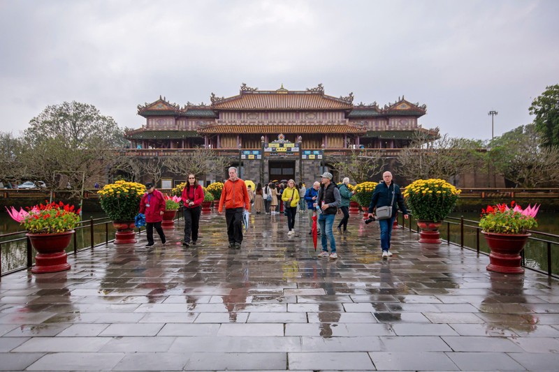 Mua ret, du khach van do ve tham quan co do Hue ngay mung 2 Tet-Hinh-2