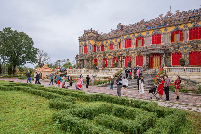 Mua ret, du khach van do ve tham quan co do Hue ngay mung 2 Tet-Hinh-8