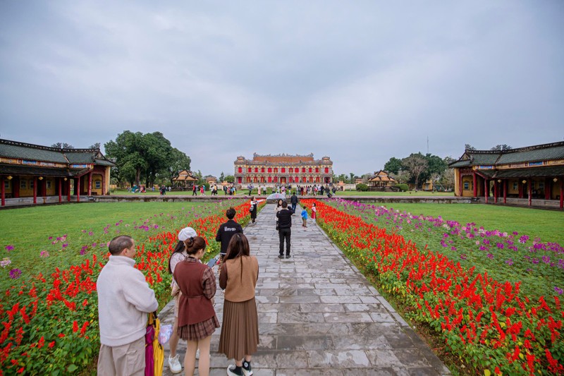 Mua ret, du khach van do ve tham quan co do Hue ngay mung 2 Tet-Hinh-9