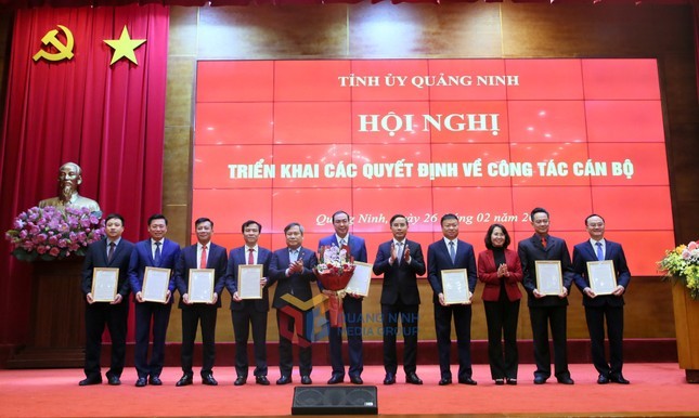 Quang Ninh cong bo nhan su lanh dao cac so, nganh sau tinh gon