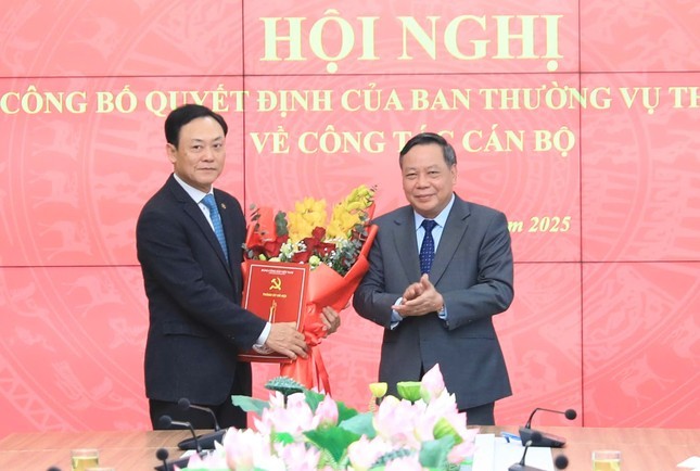 Trao quyet dinh cua BTV Thanh uy Ha Noi ve cong tac can bo-Hinh-2