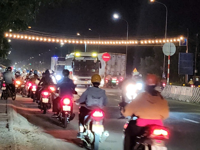 CSGT Quảng Ngãi quyết xóa điểm đen bởi xe ngược chiều trên QL 1A - Hình 2 CSGT Quang Ngai quyet xoa diem den boi xe nguoc chieu tren QL 1A-Hinh-2