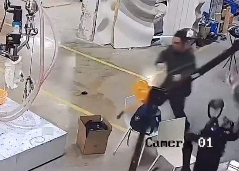 Robot Trung Quoc lai noi doa, dung dung duoi danh ca ky su-Hinh-2
