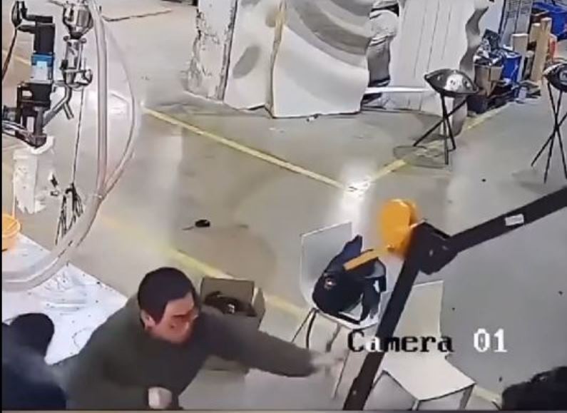 Robot Trung Quoc lai noi doa, dung dung duoi danh ca ky su-Hinh-5
