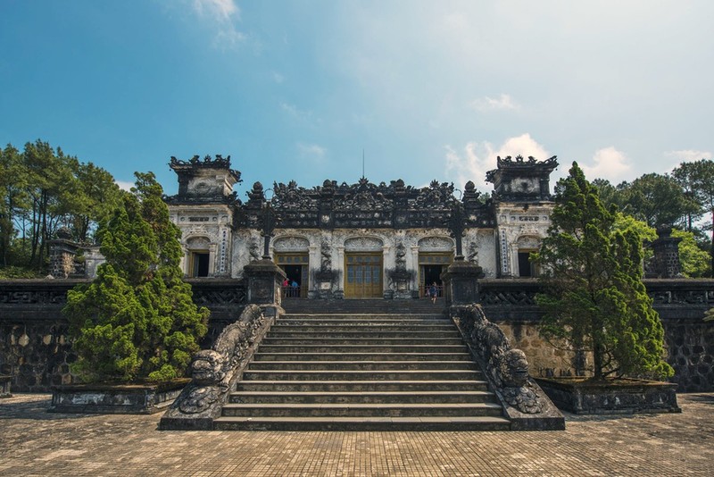 Kham pha lang Khai Dinh cung buc tranh ve bang chan-Hinh-4