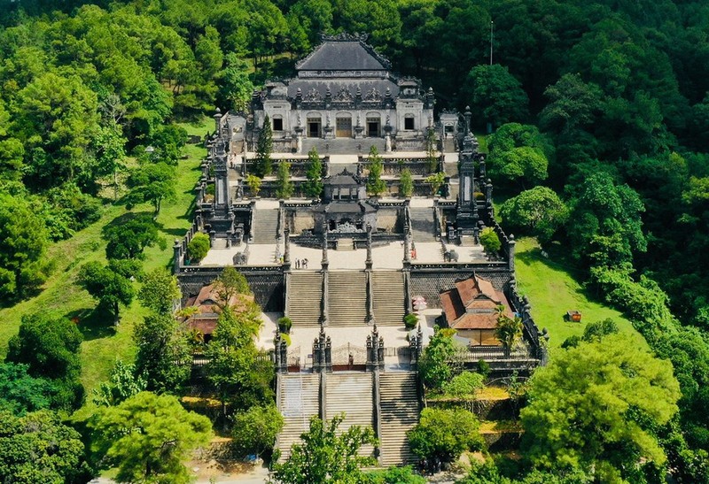 Kham pha lang Khai Dinh cung buc tranh ve bang chan