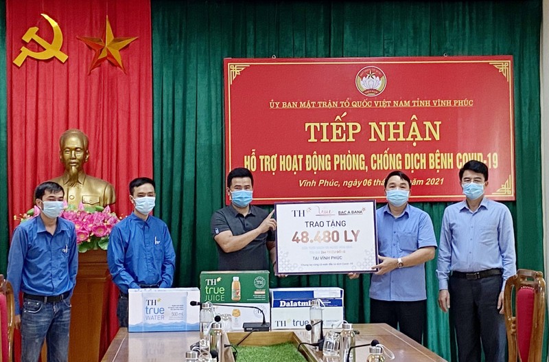 Tap doan TH trao tang Ha Nam, Vinh Phuc hon 145.000 san pham do uong, chung tay chong dich-Hinh-2