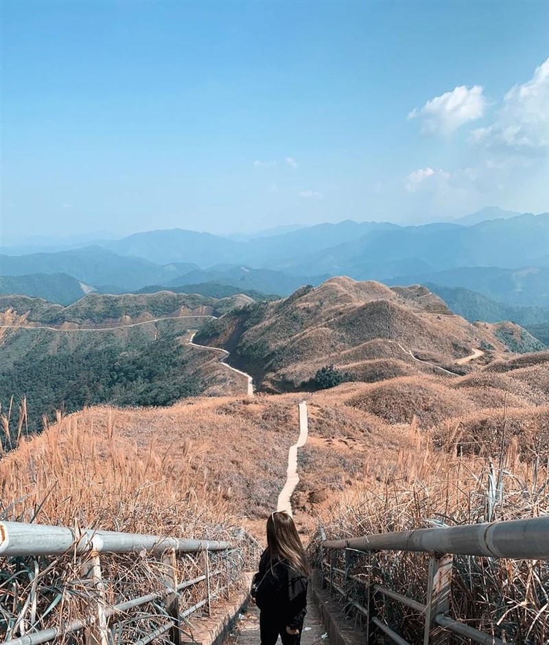 Kham pha duong mon tren dinh nui Binh Lieu voi menh danh 