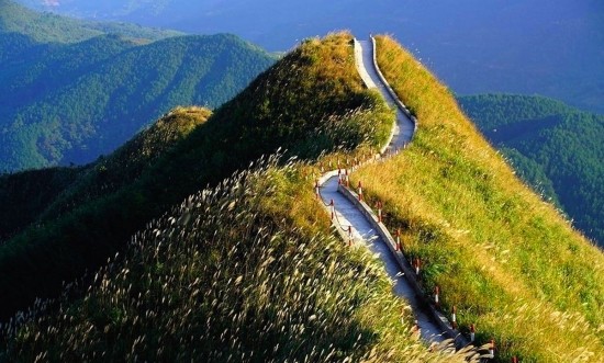 Kham pha duong mon tren dinh nui Binh Lieu voi menh danh 