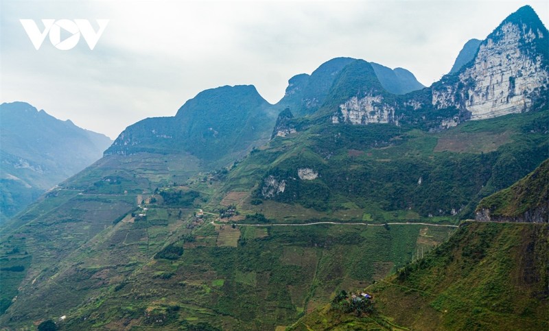 Ve dep cua nhung cung duong deo, doc tren cao nguyen da Ha Giang-Hinh-8