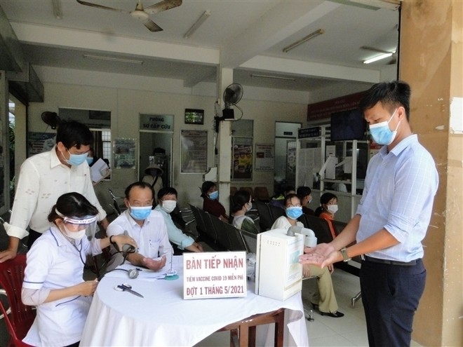 Tiem vaccine COVID-19 cho chu doanh nghiep: So Y te Tien Giang noi gi?