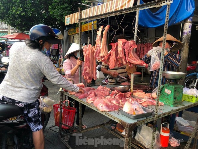 Tieu thuong, hang an van vo tu... khong khau trang giua dich COVID-19-Hinh-4