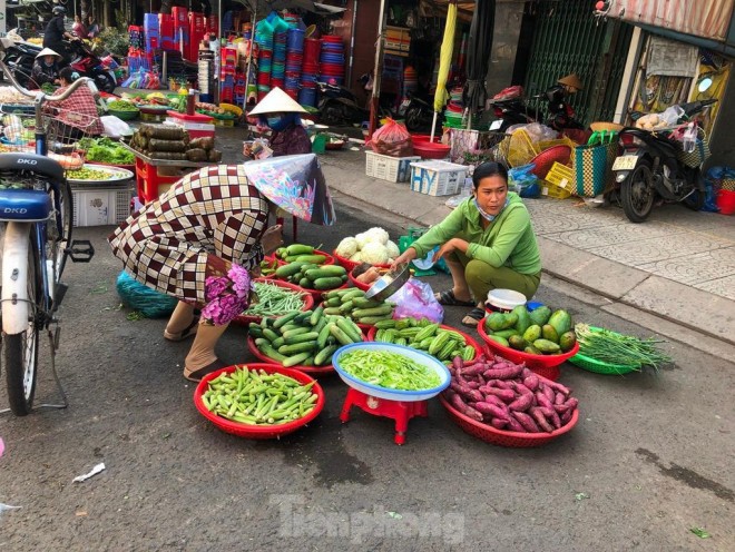 Tieu thuong, hang an van vo tu... khong khau trang giua dich COVID-19-Hinh-5