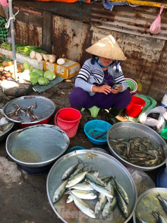 Tieu thuong, hang an van vo tu... khong khau trang giua dich COVID-19-Hinh-9