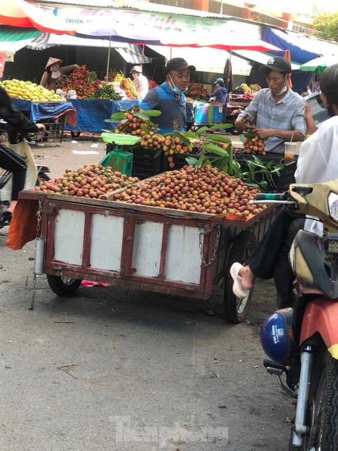 Tieu thuong, hang an van vo tu... khong khau trang giua dich COVID-19