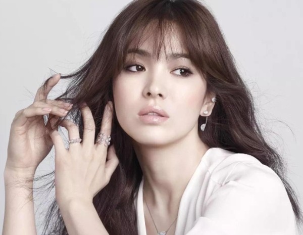 Lo gia quang cao cua Song Hye Kyo, viet vai dong du mua can nha-Hinh-2