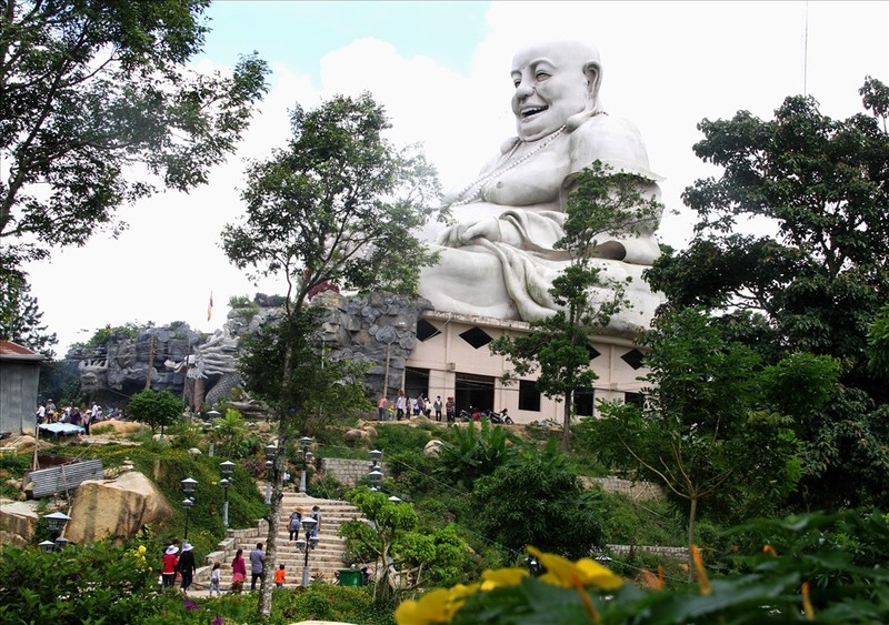 Lang ngam tuong Phat Di Lac tren dinh nui Cam huyen bi-Hinh-8