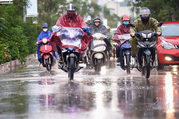 Du bao thoi tiet 23/7: Ha Noi co noi mua rat to, nguy co loc va gio giat manh