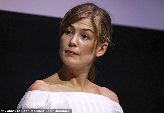 Cach nao de so huu bo vai manh de nhu Rosamund Pike?