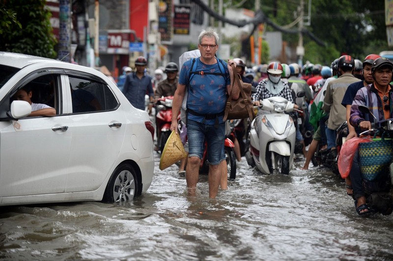 Nhiem trung, viem da do loi nuoc cong ngap sau mua bao