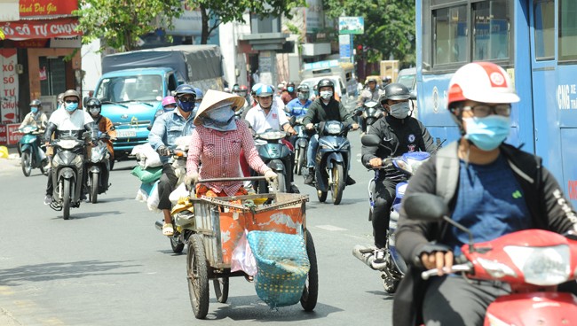 Nguoi dan TP Ho Chi Minh kho so duoi tiet troi nang nong-Hinh-3