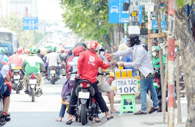 Nguoi dan TP Ho Chi Minh kho so duoi tiet troi nang nong-Hinh-4