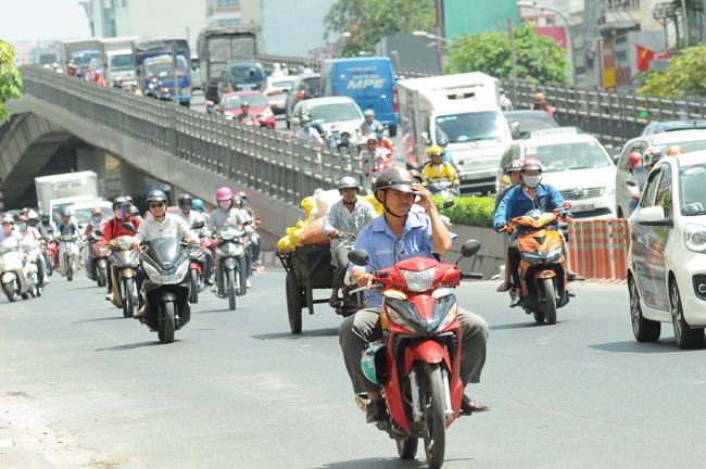 Nguoi dan TP Ho Chi Minh kho so duoi tiet troi nang nong